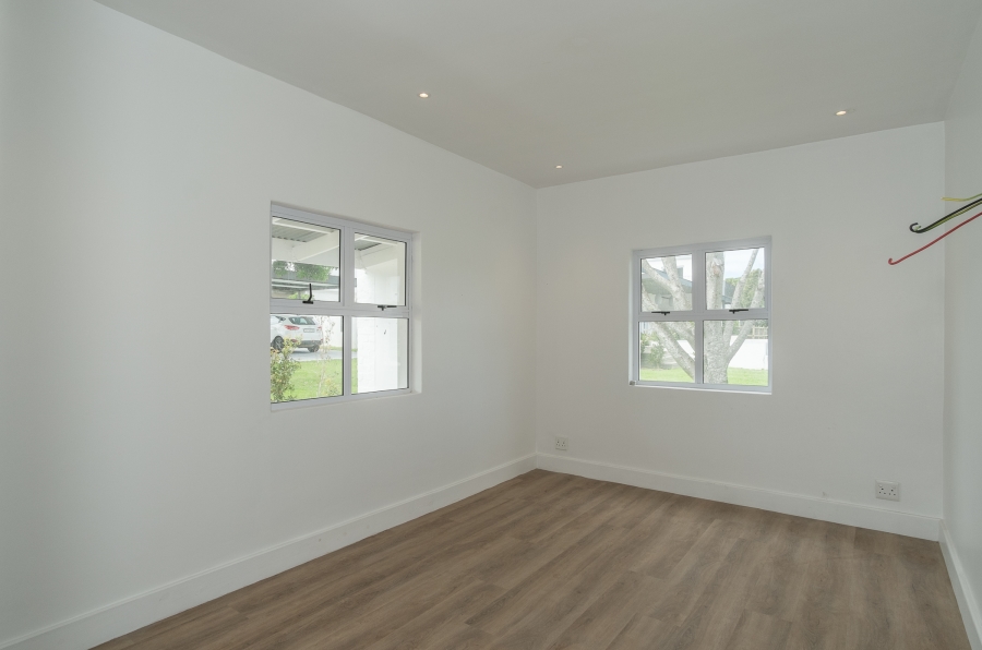 6 Bedroom Property for Sale in Meadowsteads Western Cape